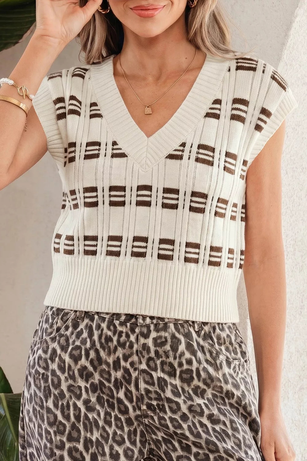 Pull court col V motif géométrique texturé – vue principale – OmniForYou