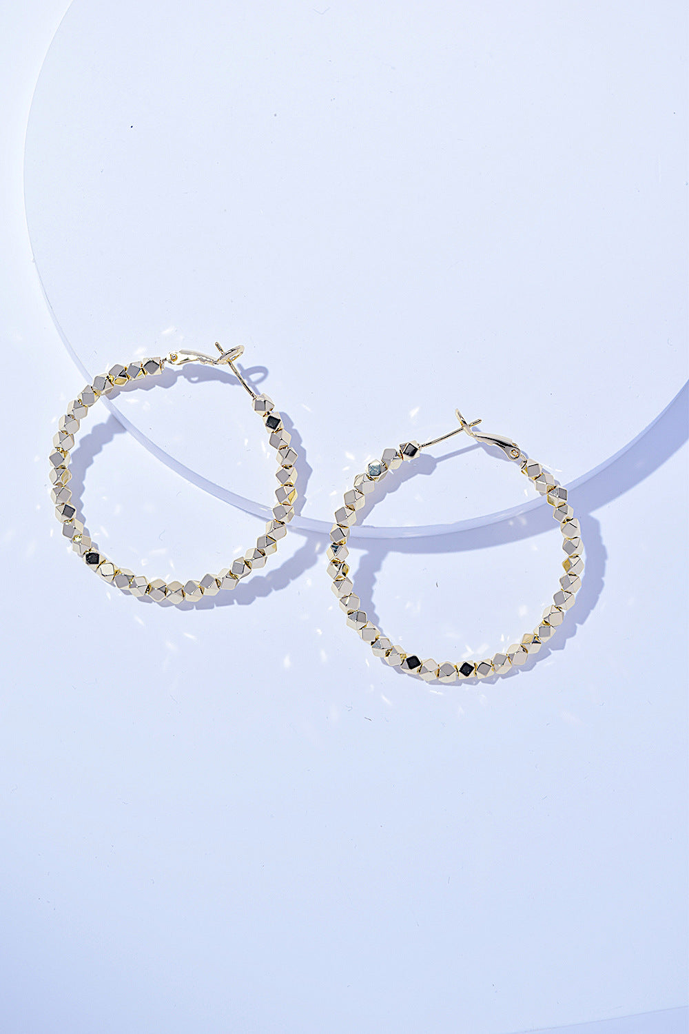 Boucles d'oreilles créoles alliage perles géométriques – vue principale – OmniForYou