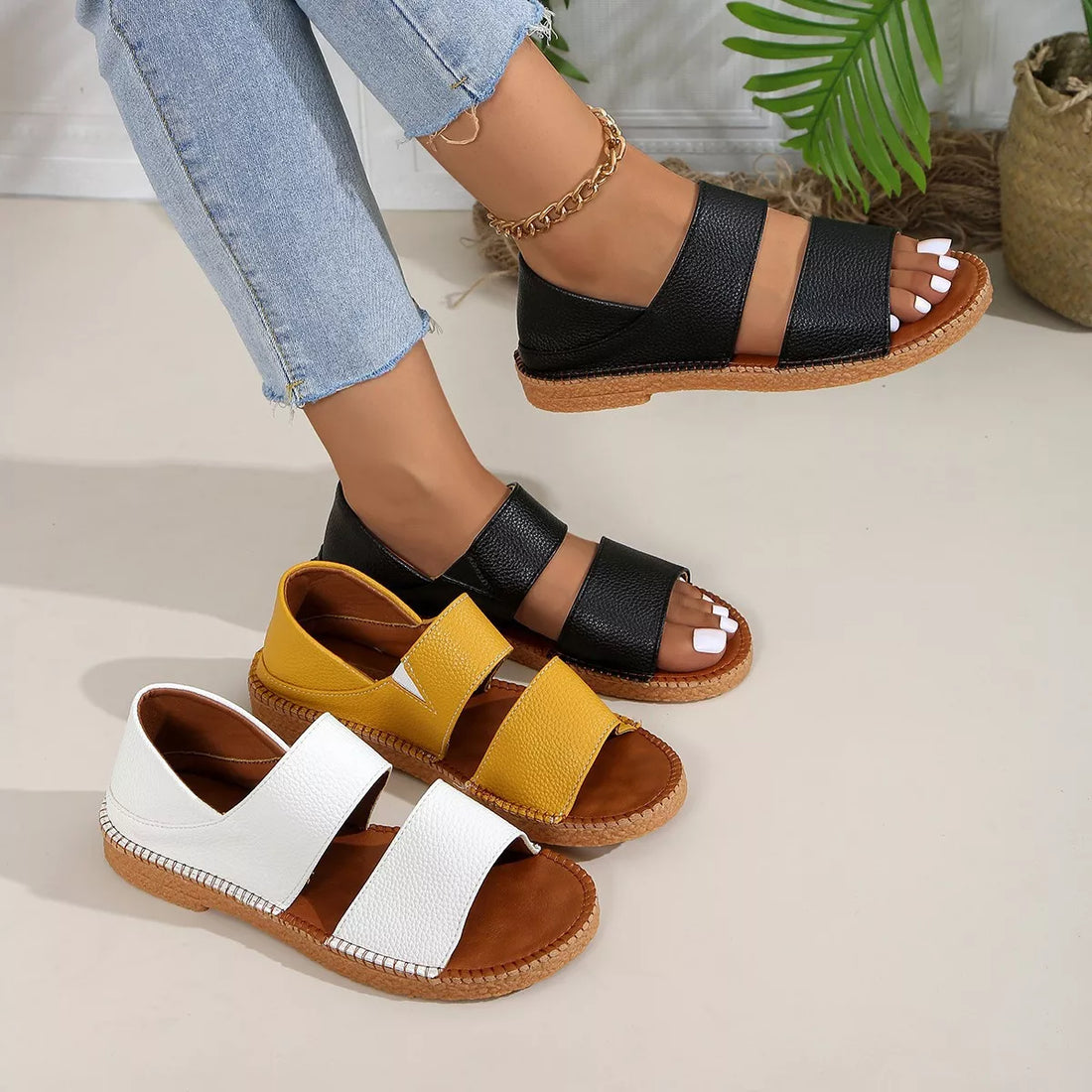 Sandales plates bout ouvert en cuir synthétique – vue principale – OmniForYou