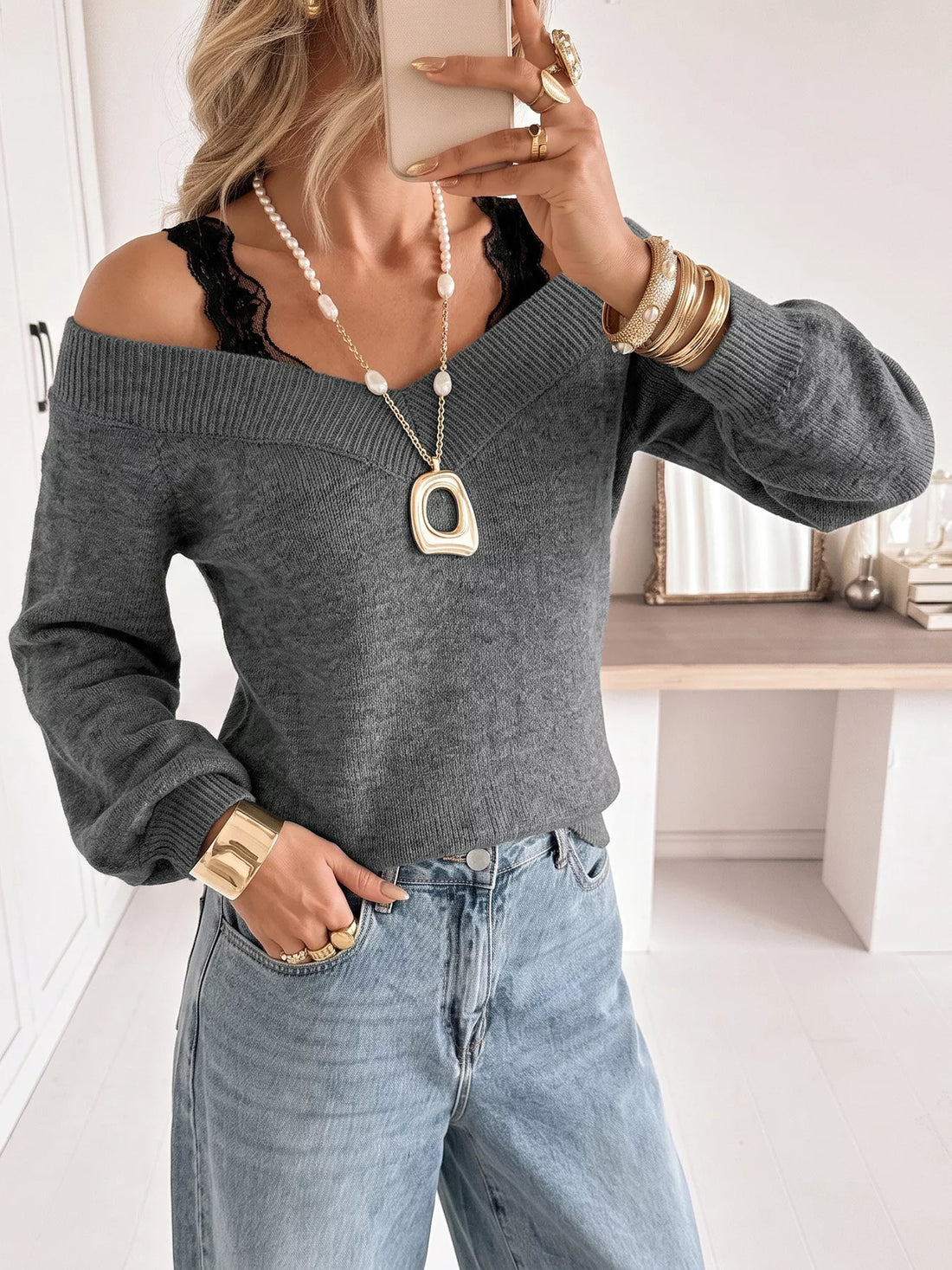 Pull épaules dénudées bordé de dentelle – vue principale – OmniForYou