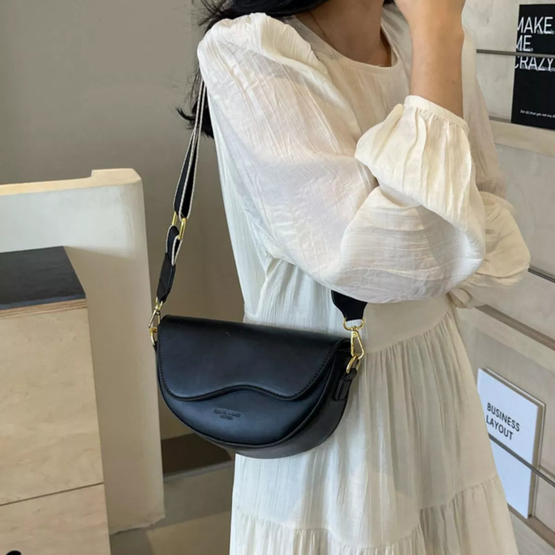 Sac bandoulière croissant en cuir synthétique – vue principale – OmniForYou