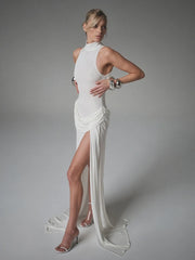 Robe Longue Plissée – Col Monté, Épaule Dénudée, Fendue