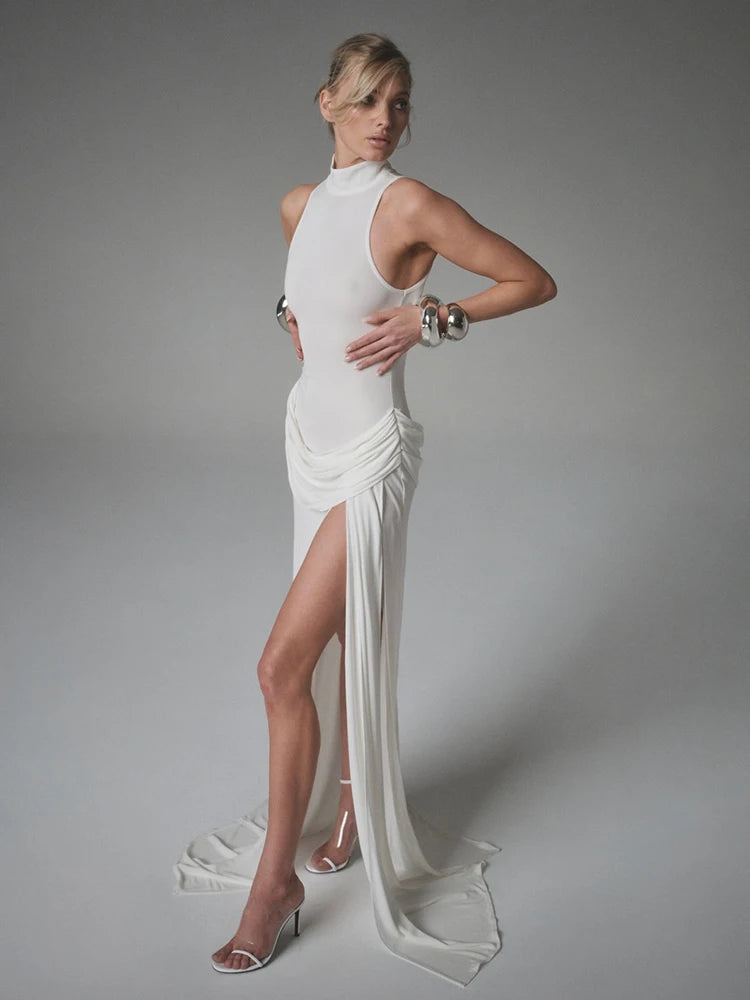 Robe Longue Plissée – Col Monté, Épaule Dénudée, Fendue