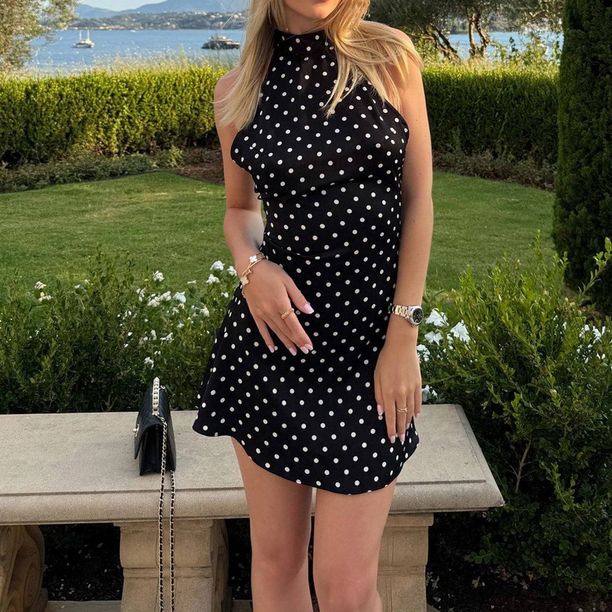 Robe Courte à Pois – Col Halter, Dos Nu