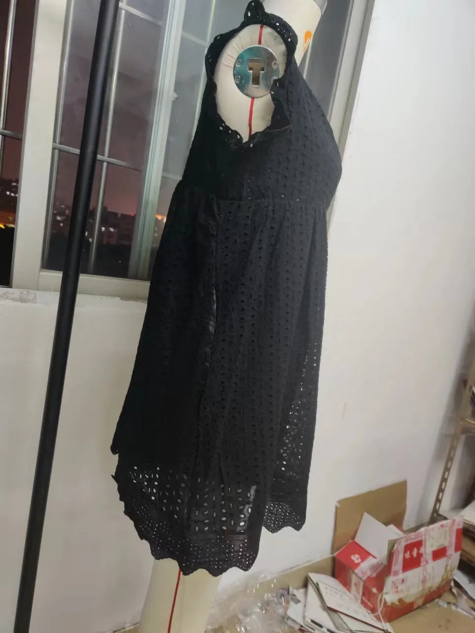 Robe Dentelle Ajourée – Col V, Jacquard