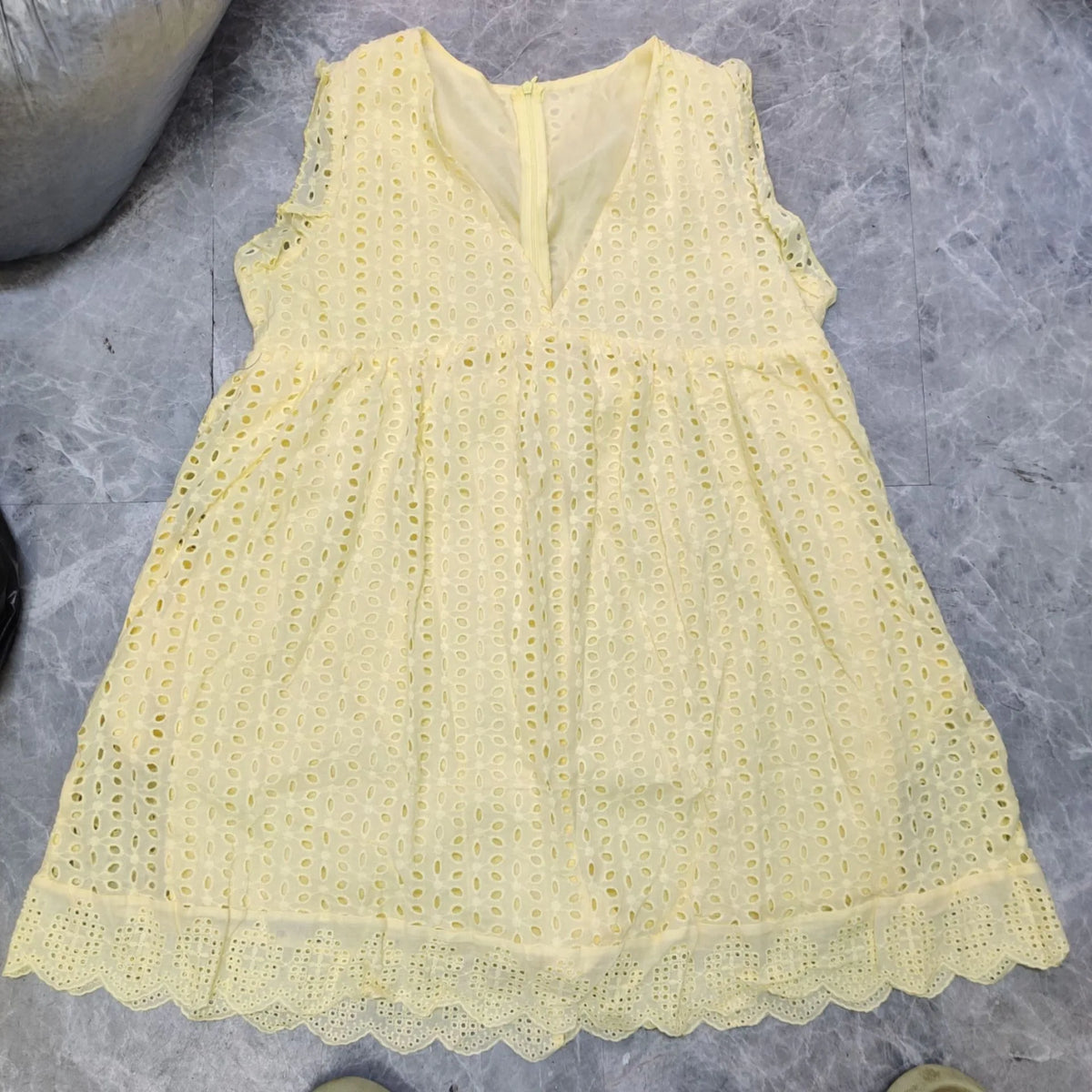 Robe Dentelle Ajourée – Col V, Jacquard