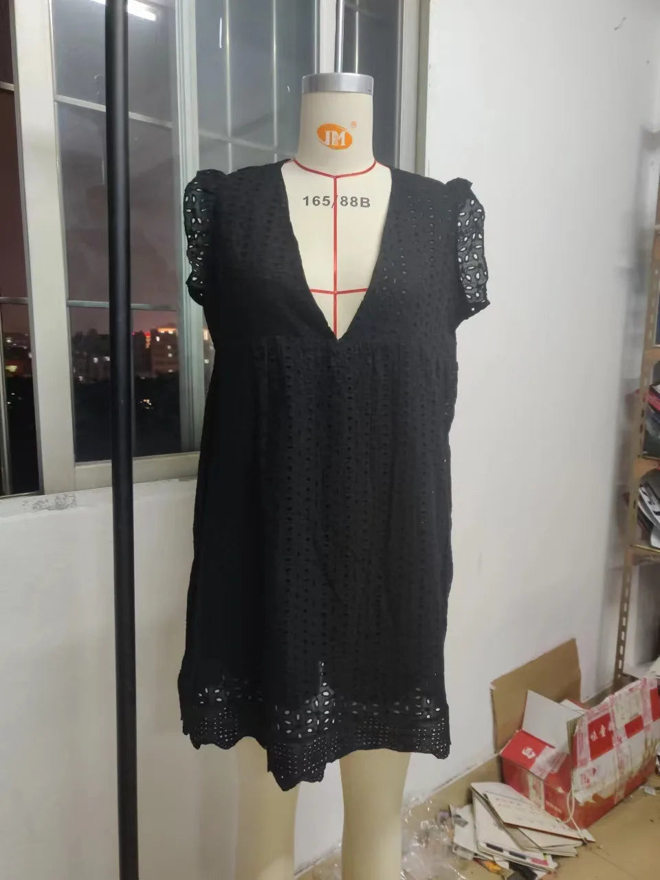 Robe Dentelle Ajourée – Col V, Jacquard