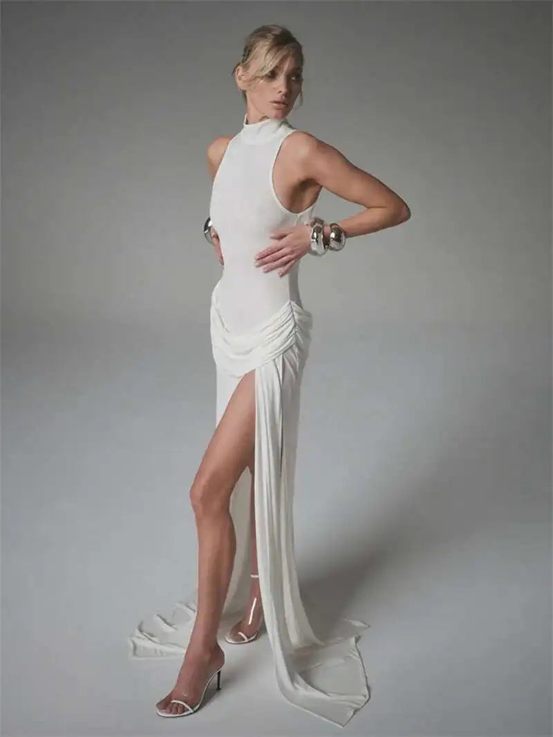 Robe Longue Plissée – Col Monté, Épaule Dénudée, Fendue