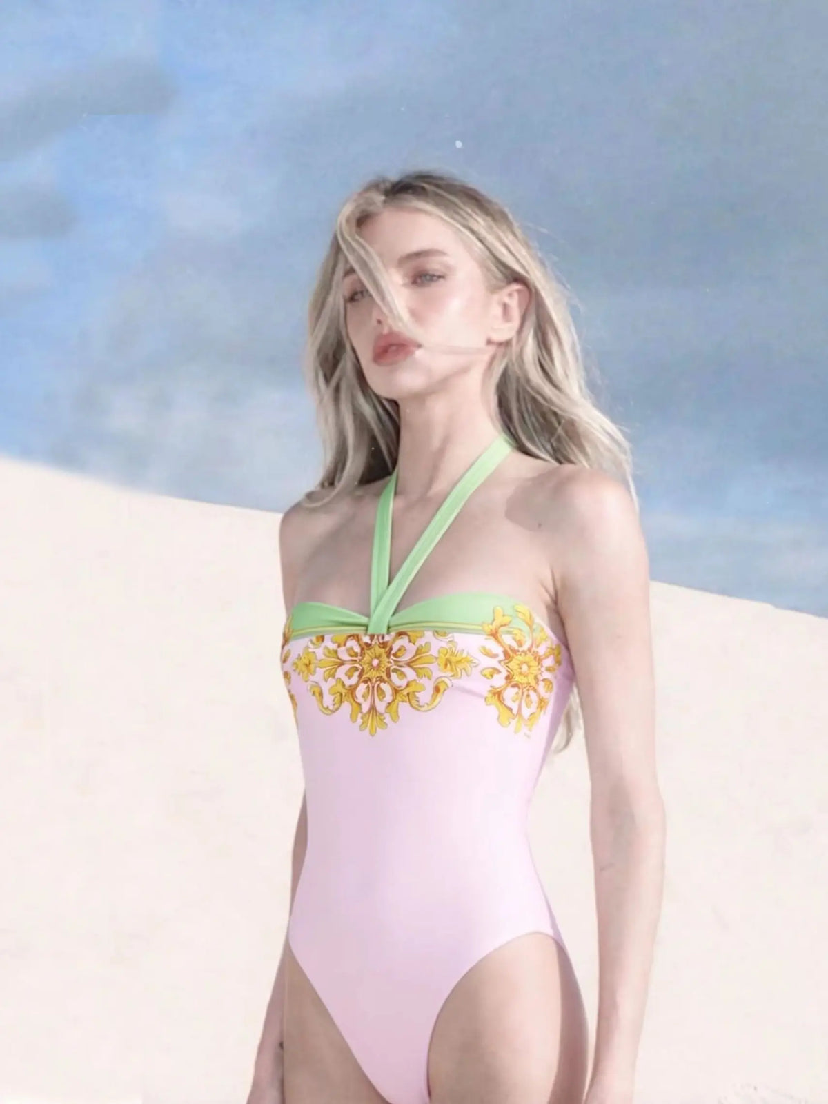 Maillot une pièce Zébré – Col V, anneau doré