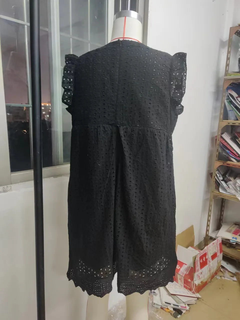 Robe Dentelle Ajourée – Col V, Jacquard
