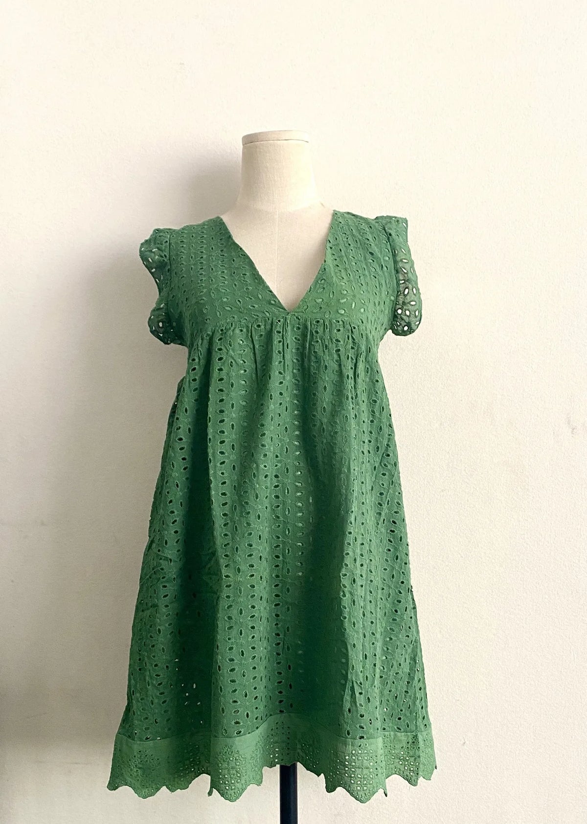 Robe Dentelle Ajourée – Col V, Jacquard