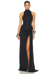 Robe Longue Plissée – Col Monté, Épaule Dénudée, Fendue