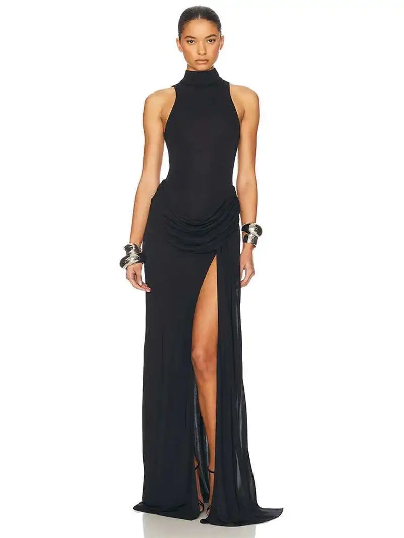 Robe Longue Plissée – Col Monté, Épaule Dénudée, Fendue