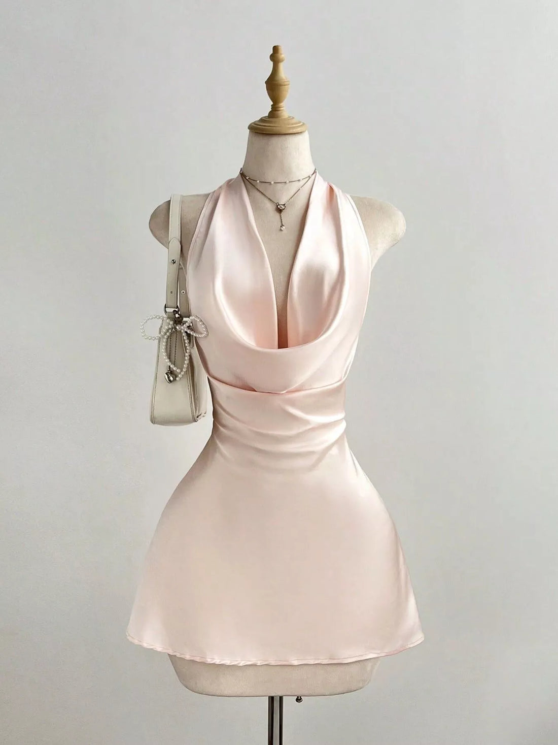 Robe satinée dos nu col halter – vue principale – OmniForYou