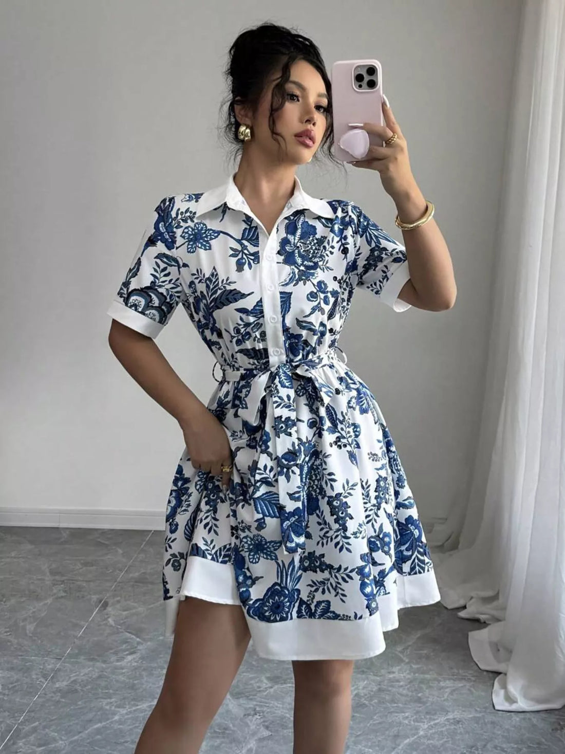 Robe courte boutonnée imprimée ceinturée – vue principale – OmniForYou