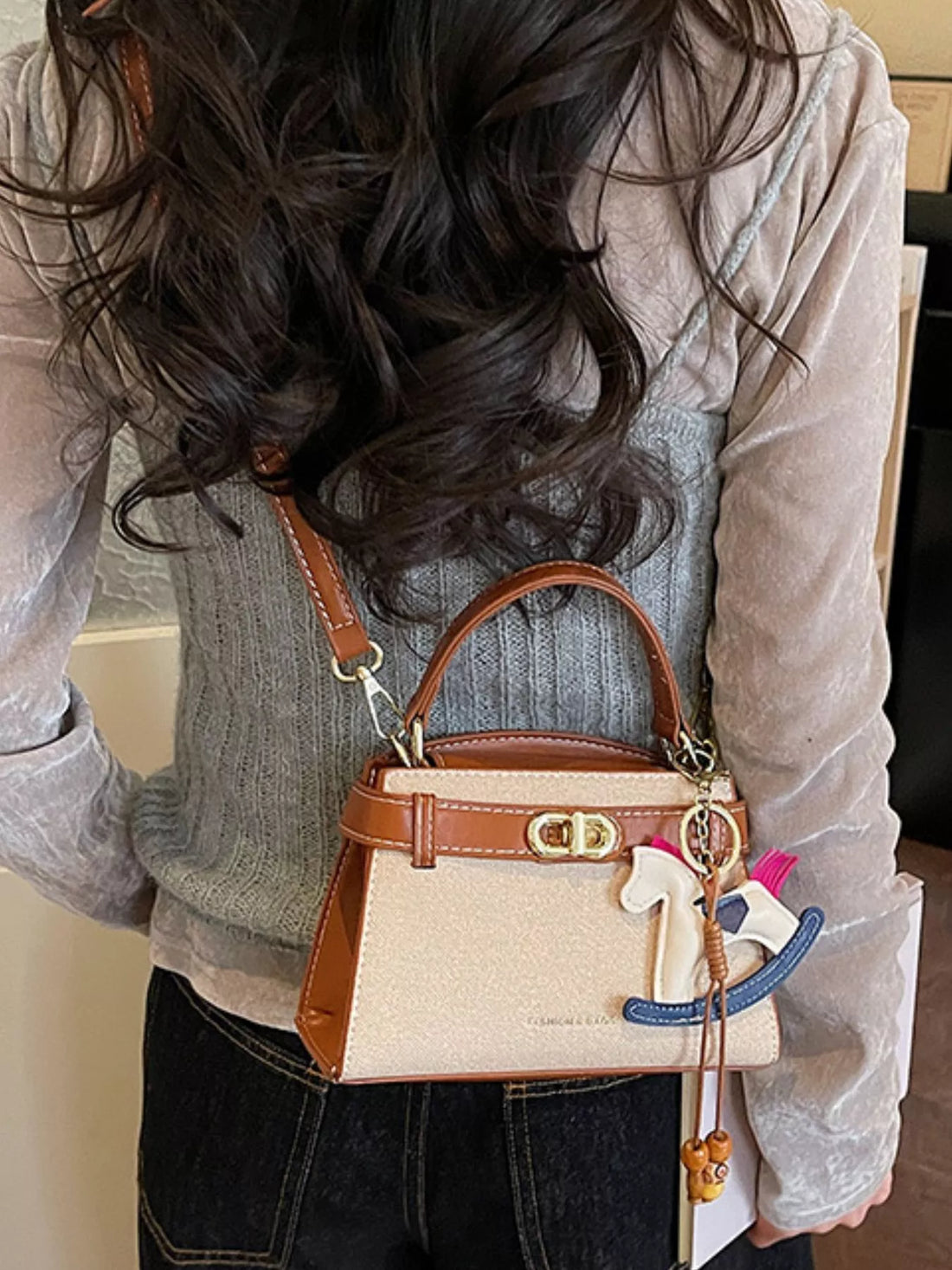 Sac bandoulière compact en cuir synthétique – vue principale – OmniForYou