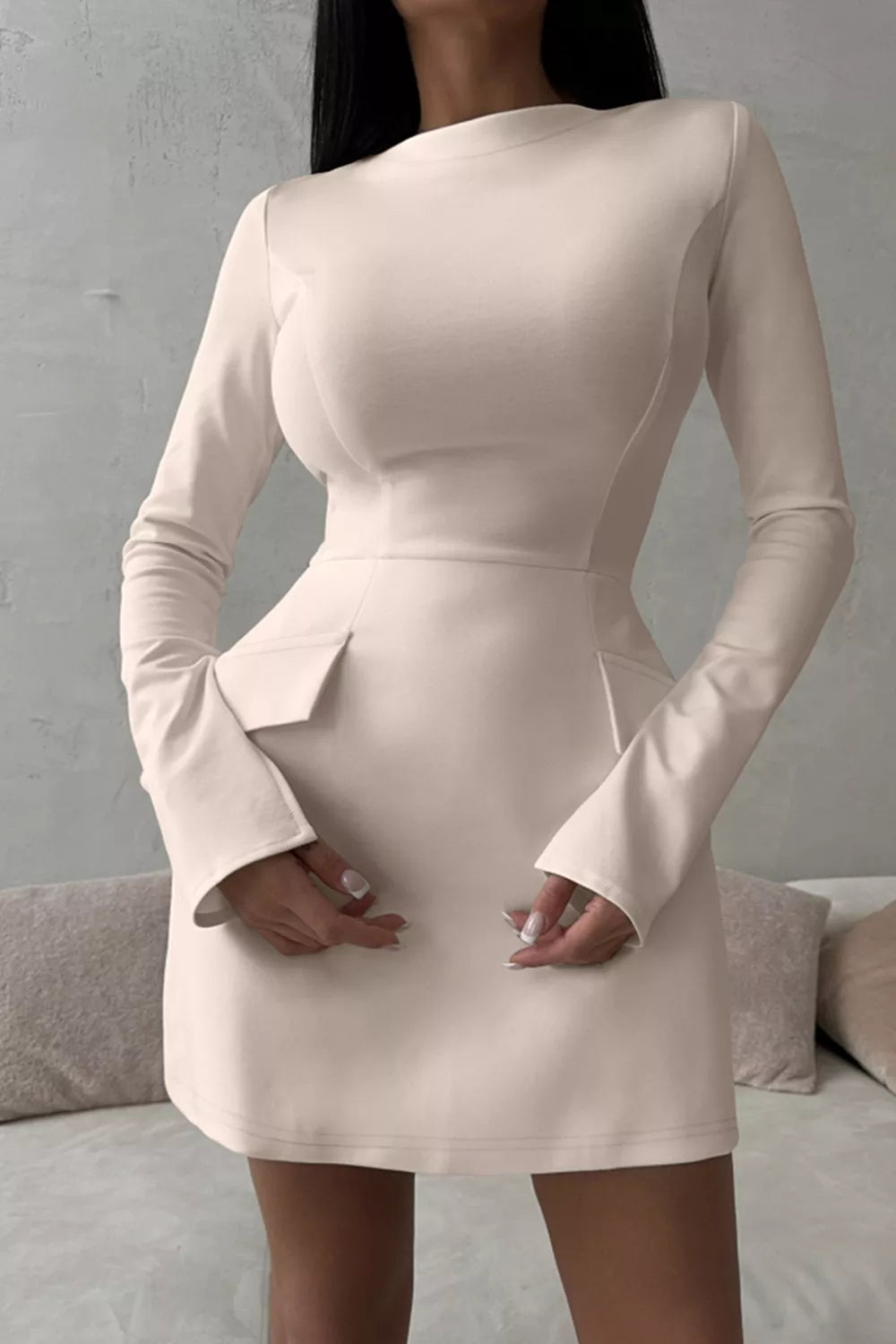 Robe courte manches longues à poches rabat – vue principale – OmniForYou