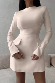 Robe courte manches longues à poches rabat – vue principale – OmniForYou